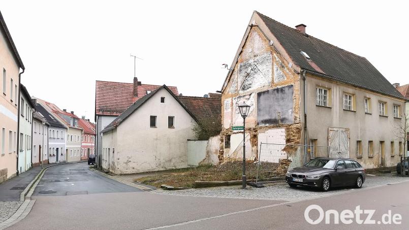 Die Stadt Oberviechtach wird das leerstehende Anwesen Schönseer Straße 12 (rechts) abbrechen und temporäre Stellplätze ausweisen. Auch das nach einem Brandfall freie Grundstück daneben kann für diesen Zweck gepachtet werden. Langfristig wird ein anderes Ziel verfolgt. Bild: Portner