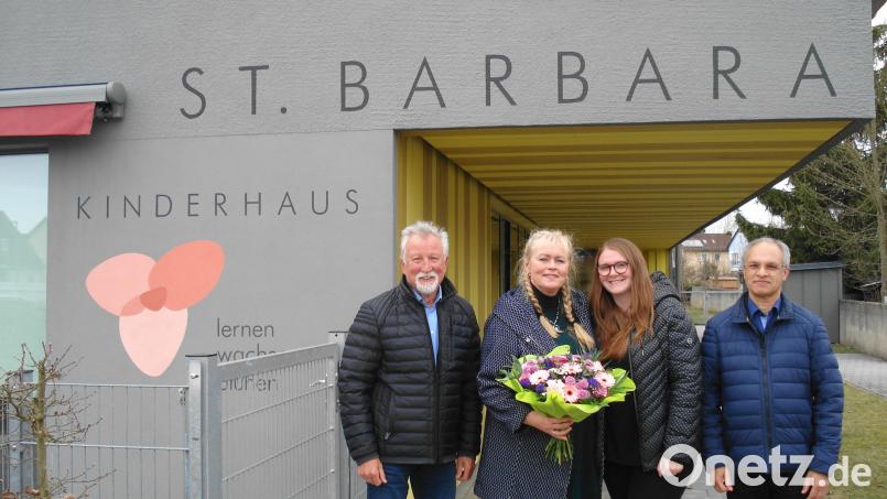 Pfarrer Varghese Puthenchira( rechts) und Kirchenpfleger Hermann Bäumler wünschten Brigitte Hiller (2.von links) Gesundheit und Gottes Segen für den Ruhestand. Im Auftrag des Personals dankte Lisa Spring mit Blumen und Geschenkgutschein. Bild: bk