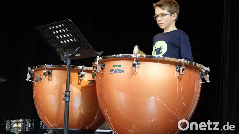 Nikolas Lotz an den Pauken. Bild: Musikschule Marktredwitz/exb