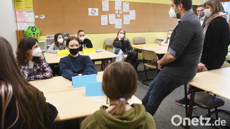 Die Willkommensklasse der Pfalzgraf-Friedrich-Mittelschule in Vohenstrauß wird von Lehramtsanwärter Heiner Stang (vorne rechts) betreut. Jugendsozialarbeiterin Nadine Gehlert und Rektor Hubert Reil (hinten) wollen, dass die Kinder und Jugendlichen aus der Ukraine erst einmal in Ruhe ankommen. Bild: Gabi Schönberger