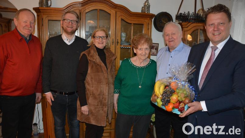 Margareta Kilian feierte am Dienstag 85. Geburtstag. Im Bild (von links) Schwiegersohn Maximilian, Enkel Maximilian, Tochter Ingrid, Margareta und Siegfried Kilian sowie Bürgermeister Stefan Grillmeier mit seinem Obstpräsent. Bild: jr