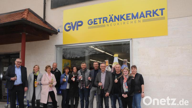 Auf den neuen Getränkemarkt in Neukirchen stoßen Firmenchef Ludwig Plöchl (links), Regionalverkaufsleiter Hans Lauterbach (Vierter von links) und Bürgermeister Peter Achatzi (Fünfter von rechts) mit dem Team an. Bild: ige