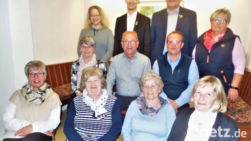 Langjährige Mitglieder sind der Stolz des Kohlberger Sportvereins. 50 Jahre dabei sind Christine Presser, Rosa Zwack, Christa Merkel und Brunhilde Pix (vorne, von links). Auf 40 Jahre bringt es Inge Hiltl, auf 50 Josef Wudy (Mitte, von links) Daneben der bisherige zweite Vorsitzende Norbert Merkel. Kassierin Sandra Winter, Michael und Thomas Knöbl als dritter und Vorsitzender sowie Edith List, die Schriftführern (hinten, rechts) freuen sich mit den Geehrten. Bild: jml