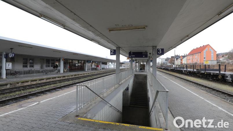 Barrierefrei ist da nichts am Amberger Bahnhof. Genau das aber will der Stadtrat erreichen. Nur über den Weg dorthin gibt es inzwischen hitzige Debatten. Bild: Wolfgang Steinbacher