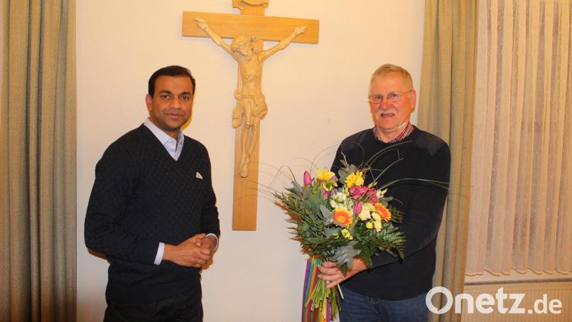 Seit mehr als 50 Jahren ist Hans Enders (rechts) im Pfarrgemeinderat. Pfarrer Pater Anish George dankte ihm für sein Engagement. Bild: soj