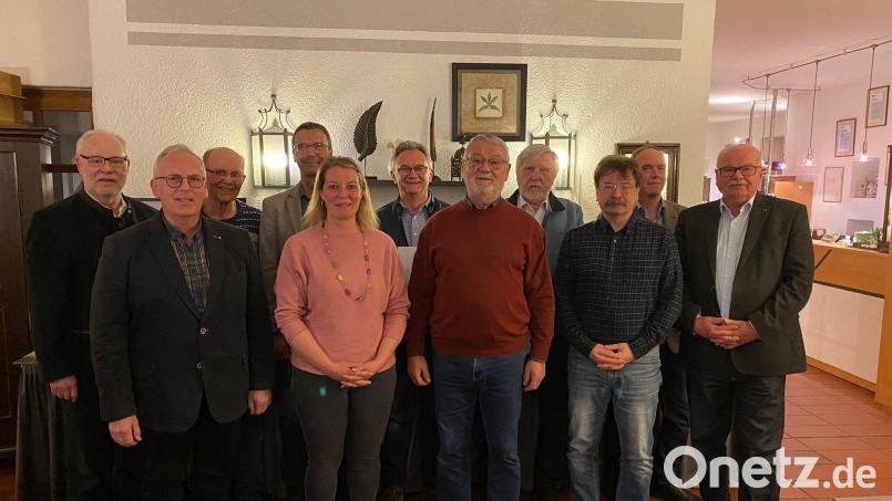 Neuwahlen und Ehrungen standen bei den Eigenheimern in Neukirchen an. (vorne, von links) Winfried Franz, Jaqueline Misch, Günther Weinfurtner, Michael Dietl, Landesvorstandsmitglied Hans-Jürgen Reitzenstein, (hinten, von links) Norbert Eitner, Werner Linhart, Bürgermeister Peter Achatzi, Wolfgang Rattai, Dietmar Beyer und Walter Pilhofer. Bild: Günther Weinfurtner/exb