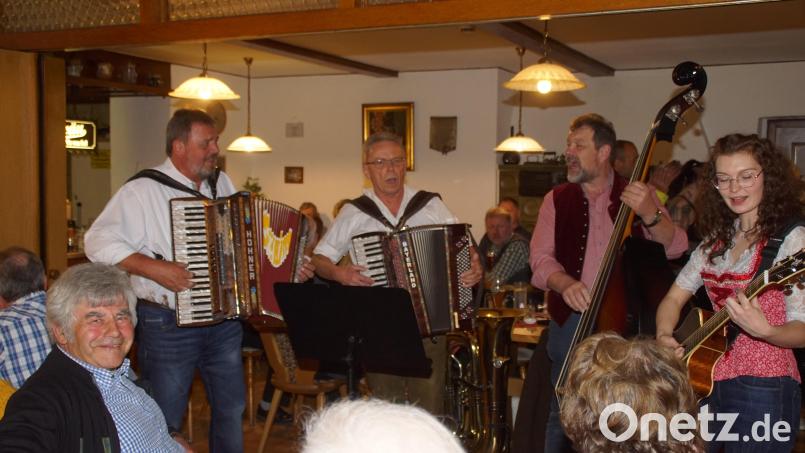 Flott aufgespielt wurde beim Musikantenstammtisch im "Weidinger Hof". Bild: mmj