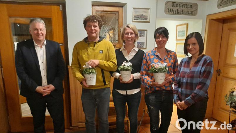 Der Verein für Gartenbau und Ortsverschönerung Lintach verabschiedet Vorstandsmitglieder (von links): Landrat Richard Reisinger, Reiner Schlaffer, Tanja Bäumler, Manuela Stockner und Vorsitzende Melanie Günther. Bild: jow