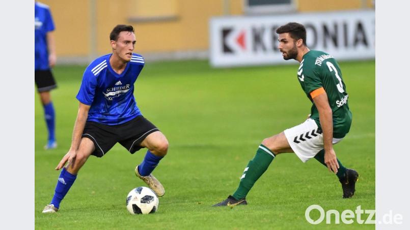 Bei Michael Busch (links) ist auch ein halbes Jahr nach seiner schweren Verletzung in der Partie beim TSV Wacker Neutraubling noch nicht an eine Rückkehr auf den Fußballplatz zu denken. Am Freitag, 8. April, gastiert der Tabellen-13. Neutraubling zum Rückspiel am Weidener Wasserwerk. Archivbild: A. Schwarzmeier
