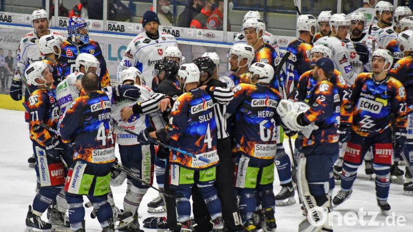 Auch nach der Schlusssirene ging es zwischen den Blue Devils Weiden und den Hannover Indians nach Spiel drei in der Play-off-Serie noch hoch her. Bild: gb