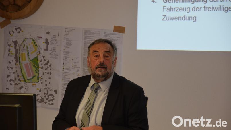 &quot;Mit mir kann man doch immer reden&quot;, sagt Bürgermeister Josef Beimler. Im Bildhintergrund kann man den Stein des Anstoßes sehen – den Bauplan mit Grünordnung für des Gewerbegebiet mit Einschränkungen &quot;Am Bauhof&quot;. Bild: fla