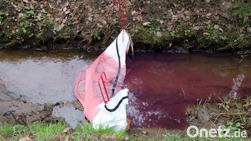 Heizöl eines Betriebes im Industriegebiet Eschenbach floss in die nahe Creußen. Die Feuerwehren errichteten Ölsperren. Bild: jma