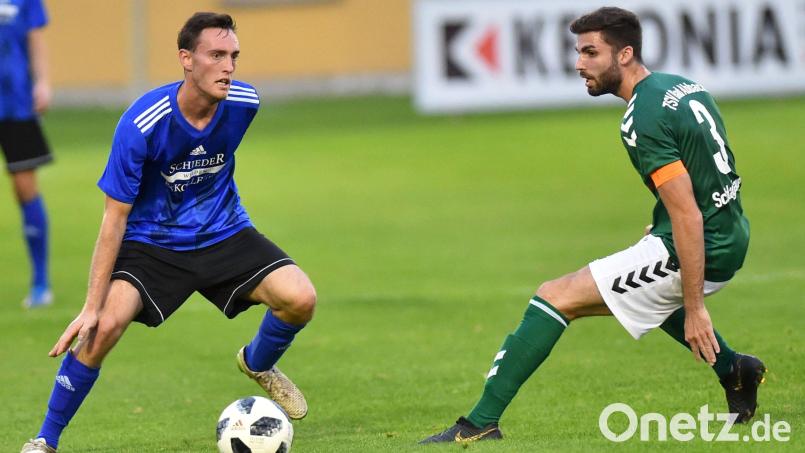 Bei Michael Busch (links) ist auch ein halbes Jahr nach seiner schweren Verletzung in der Partie beim TSV Wacker Neutraubling noch nicht an eine Rückkehr auf den Fußballplatz zu denken. Am Freitag, 8. April, gastiert der Tabellen-13. Neutraubling am Weidener Wasserwerk. Bild: A. Schwarzmeier