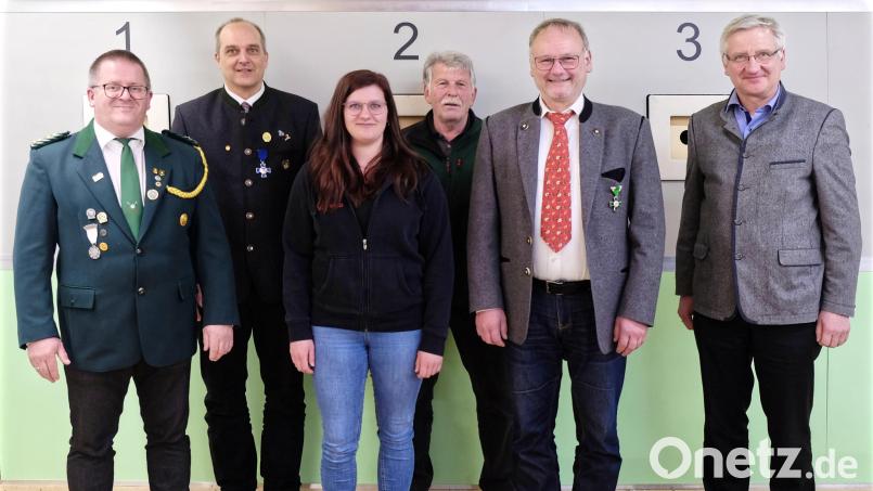 Erster Gauschützenmeister Wolfgang Schlicht (von links), OSB-Vizepräsident Wolfgang Bauer, Rundenwettkampfleiterin Elena-Maria Schlicht, Kassenprüfer Helmut Meier, Dritter Gauschützenmeister Norbert Lippert und Bürgermeister Johannes Reger sind mit der Arbeit des Schützengaus Steinwald zufrieden. Bild: njn
