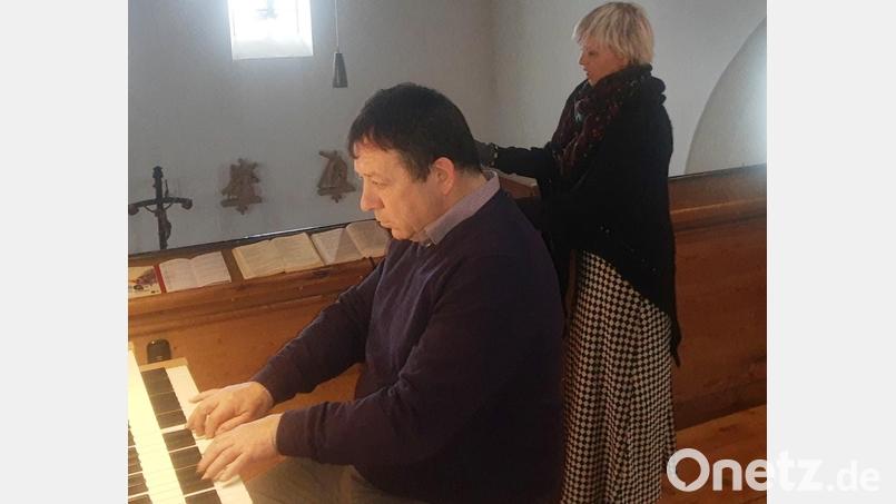 Komponist und Organist Stephan Merkes an der Orgel. Den Solopart hatte Nina Fuchs übernommen. Bild: ld