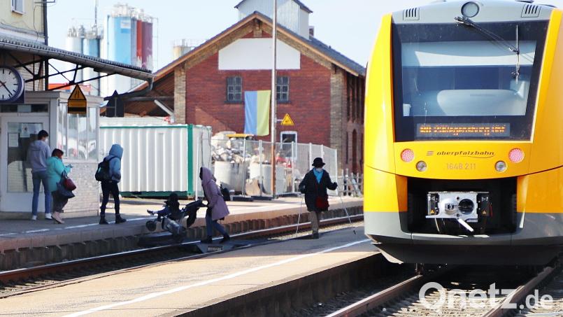 Wer auf dem Bahnhof in Schwarzenfeld schnell zum Gleis zwei muss, weil er in Richtung Norden fahren möchte, muss den Weg durch das Gleisbett des Gleises eins nehmen, natürlich nur mit der Erlaubnis des Fahrdienstleiters. Barrierefrei ist das nicht. Bild: Thomas Dobler