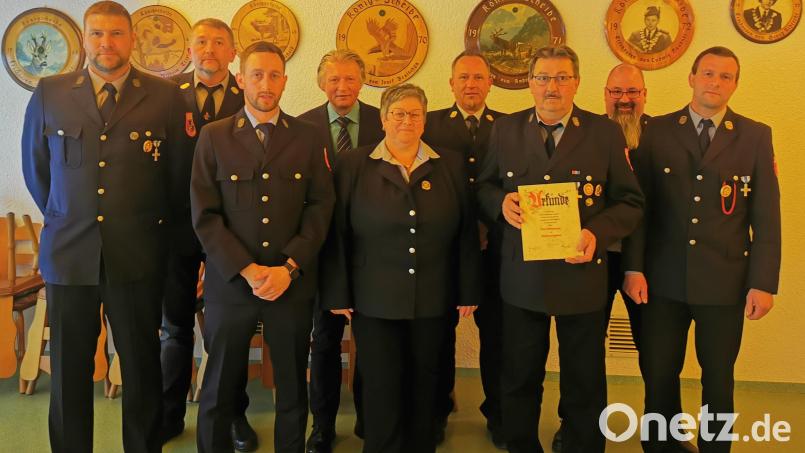 Karl Wittmann wurde zum Ehrenmitglied der Feuerwehr ernannt. Im Bild (von links): Wolfgang Bernreiter, Zweiter Vorsitzender Stefan Bauernfeind, Kommandant Jörg Petersohn, Bürgermeister Lothar Müller, Erste Vorsitzende Johanna Warawko, Marktrat Marcus Fritsch, Ehrenmitglied Karl Wittmann, Marktrat Thomas Wittmann und Zweiter Kommandant Thomas Albrecht. Bild: FFW Wildenau/exb