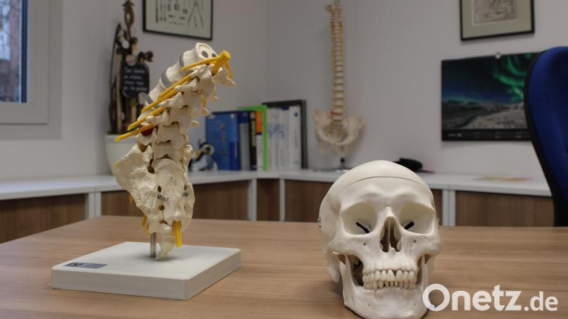 Das Thema Wirbelsäulenerkrankungen ist ein Schwerpunkt der neurochirurgischen Praxis im Ambulanten Zentrum. Hier ein Blick in das Behandlungszimmer von Neurochirurg Marc Wenzl. Bild: Marie Ehras