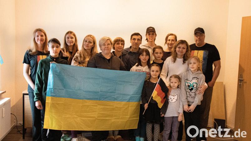 Anna Könitzer (links) und Klaus Könitzer (rechts) mit ihren Freunden aus der Ukraine. Die Geflüchteten sind kürzlich in ein Haus in Mitterteich eingezogen. Bild: Susanne Forster
