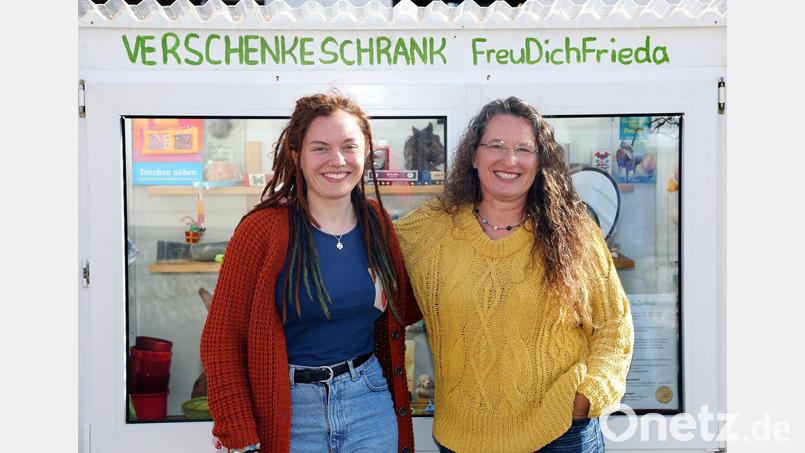 Paula (links) und Margit Haberberger hatten die Idee, einen Verschenkeschrank aufzustellen. Bild: Wolfgang Steinbacher