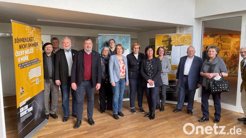 Zur Eröffnung der Ausstellung „Böhmen liegt nicht am Meer“ über verfolgte deutsche Sozialdemokraten waren viele Gäste gekommen. Bild: fphs