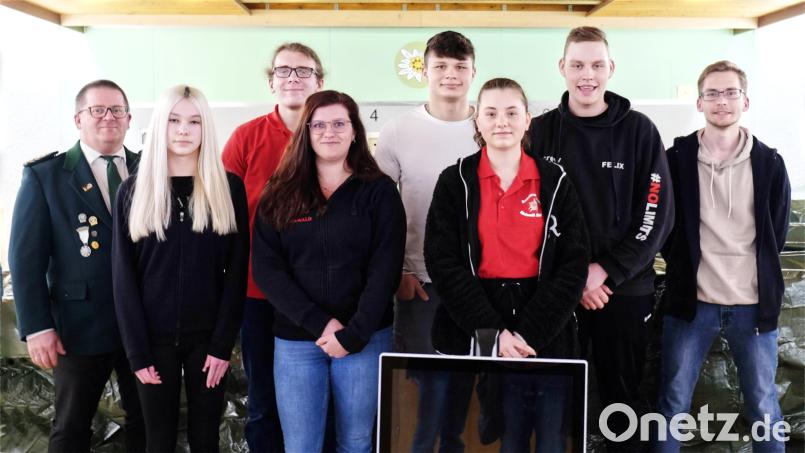 Erster Gauschützenmeister Wolfgang Schlicht (von links), Zweite Gaujugendleiterin Lea Friemel, Dritter Gaujugendleiter Julian Reger, Erste Gaujugendsprecherin Elena Maria Schlicht, Zweiter Gaujugendsprecher Jakob Tretter; Gaujugendschriftführerin Franziska Denz, Gaujugendkassier Felix Völkl und Erster Gaujugendleiter Nils Glaser freuen sich, dass die Jugendarbeit gut läuft. Bild: njn