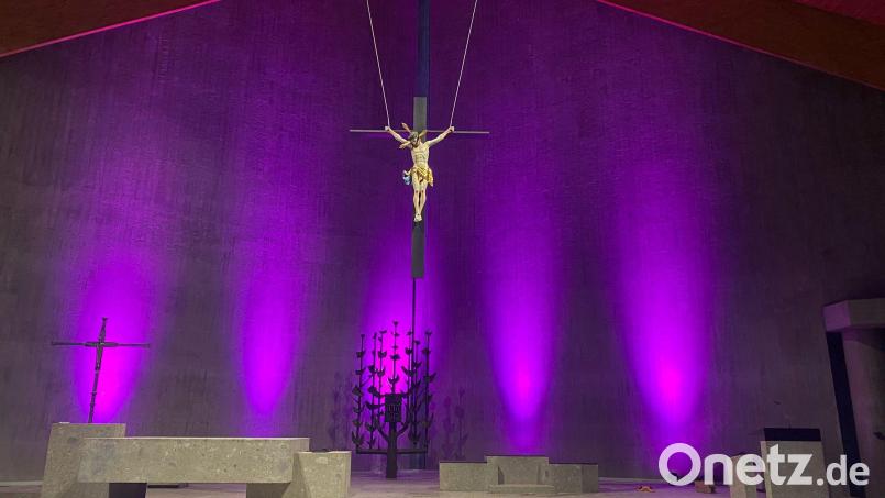 Über dem Altar in der Neuen Kirche Sankt Sebastian in Waldershof hat das neugestaltete Kreuz seinen Platz gefunden und erstrahlt in einem herrlichen Licht. Bild: fpoz