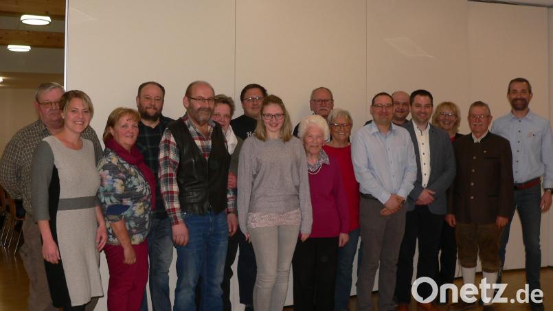 In der Jahreshauptversammlung des Oberpfälzer Waldvereins ehrten der neue Vorsitzende Thomas Häusler (rechts) und sein Vorgänger Wolfgang Eimer (Zweiter von rechts) treue Jubilare, darunter Hildegard Meiler (Neunte von rechts) für 60jährige Zugehörigkeit. Das Ehepaar Herbert und Lydia Fütterer (Fünfter und Sechste von rechts) erhielt die Verdienstnadel in Gold. Bild: mh