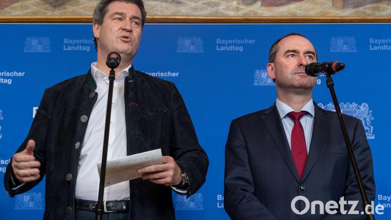 Ministerpräsident Markus Söder (links) und sein Stellvertreter Hubert Aiwanger (Freie Wähler), Staatsminister für Wirtschaft, Landesentwicklung und Energie, bei einer Pressekonferenz. Symbolbild: Peter Kneffel/dpa