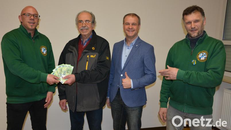 Vorsitzender Markus Schuller (Zweiter von rechts) und sein Schatzmeister Siegfried Rasp (Zweiter von links) übergaben 500 Euro aus der Kasse des Männergesangvereins Mitterteich an Integrationsbeauftragten Robert Hoyer (links) und KSRK-Vorsitzenden Wolfgang Danler. Bild: jr