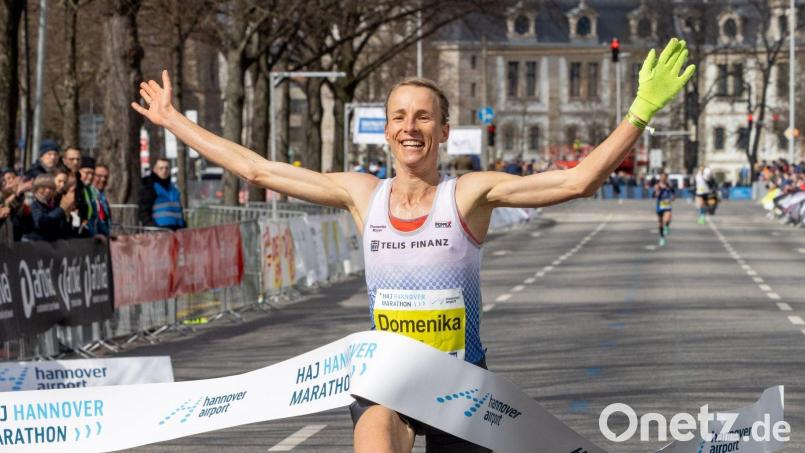 Sie kann es selbst kaum fassen: Domenika Mayer beim Zieleinlauf in Hannover. Bild: Wilhelmi