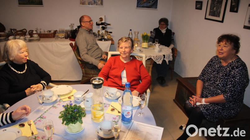 Olga Luft (rechts) lädt jeden Samstag zum Nachmittagskaffee in ihrem Keller ein. Im Sommer findet die Veranstaltung im Garten statt. Bild: kro
