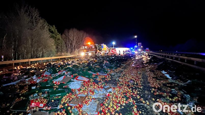 Bei einem Auffahrunfall mit einem Sattelzug, einem Schwerlasttransporter und dessen Begleitfahrzeug auf der A9 bei Allersberg (Kreis Roth) sind zwei Menschen gestorben. Bild: Eberlein/vifogra/dpa