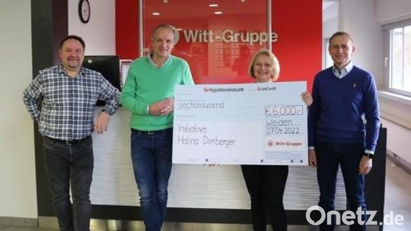 Halina Dirnberger ist Mitarbeiterin im Kommissionierlager der Witt-Gruppe und eine von sechs Spendenempfängern. Den Spendenscheck übergaben Thomas Liebs (links, Abteilungsleiter Kommissionierlager), Patrick Boos (Zweiter von links, Vorsitzender der Geschäftsführung) und Roland Dietz (rechts, Bereichsleiter Logistik). Bild: Witt-Gruppe/Dennis Hofacker/exb