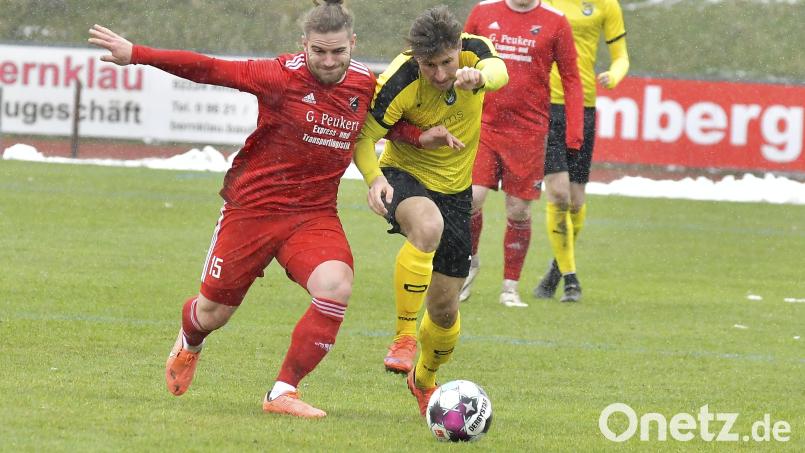 Der Blick geht nach vorne. Nach dem Sieg gegen den TSV Seebach möchte der FC Amberg (vorne rechts Yannik Haller) auch gegen den TSV Bad Abbach punkten und möglichst bald den Relegationsplatz verlassen. Archivbild: Hubert Ziegler