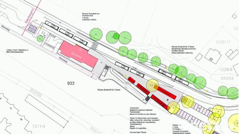 Der Teil-Ausschnitt der neuen Planung zur Park+Ride-Anlage am Sulzbacher Bahnhof zeigt den Baubeginn im Westen des Bahnhofes (rosa) mit zwei neuen Behindertenparkplätzen, die zwei Busbuchten und eine Haltestelle am Straßenrand, den neuen Info-Platz im Osten mit dem Bereich für Krafträder und Fahrräder (rot) sowie im Anschluss 24 neue Pkw-Stellplätze. Bild: Stadt Sulzbach-Rosenberg/Ingenieurbüro Dunst