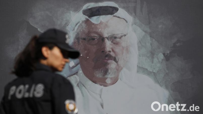 Eine Polizistin geht in Istanbul in der Nähe des saudischen Konsulats an einem Wandbild vorbei, welches den ermordeten Journalisten Jamal Khashoggi zeigt. Archivbild: Lefteris Pitarakis/dpa