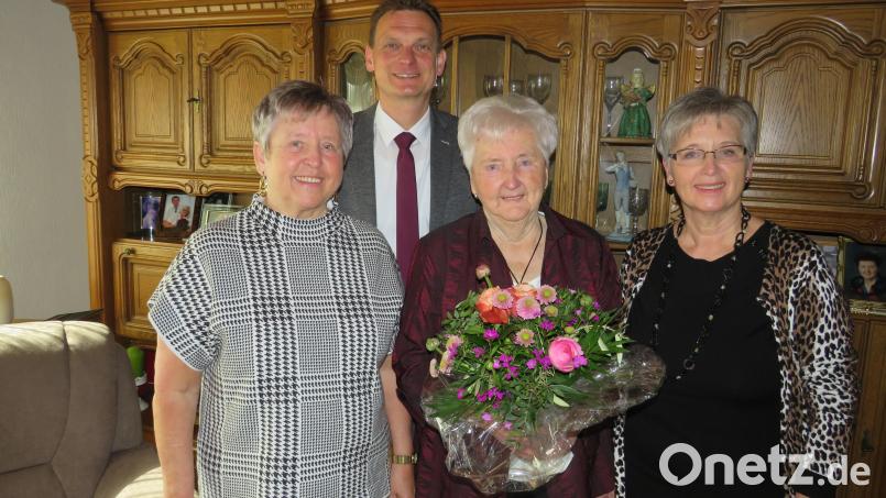 Umrahmt von ihren Töchtern Annelies(links) und Hildegard(rechts) nahm Helga Amstätter die Glückwünsche von Bürgermeister Ernst Schicketanz zum 90. Geburtstag entgegen. Bild: adj