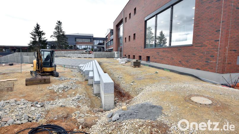 Was ist faul mit der Treppenanlage für die neue Dreifachturnhalle der Schönwerth-Realschule? Der Stadtrat musste am Montag Mehrkosten von rund 433.000 Euro für die Gesamtmaßnahme genehmigen - und ärgert sich. Bild: Stephan Huber