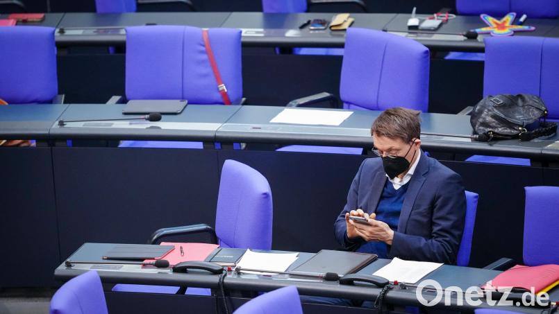 Bundesgesundheitsminister Karl Lauterbach (SPD) sitzt allein in den Reihen des Bundestags. Er hatte für eine Impfpflicht geworben. Diese fiel im Bundestag durch. Bild: Kay Nietfeld/dpa