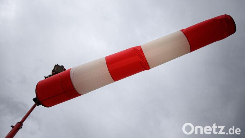 Eine Windfahne zeigt die Windrichtung an. Bild: Robert Michael/dpa-Zentralbild/dpa/Symbolbild