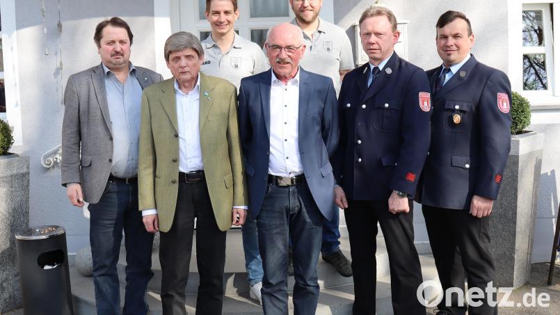Der Jubilar Georg Blöth (vorne Mitte) ist hier im Kreise der Vereinsvertreter zu sehen, die ihm gratulierten. Bild: Blöth/exb
