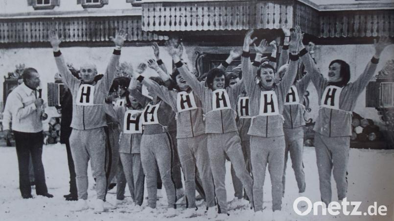 Der 8. April 1972 wird zum denkwürdigen Tag für Hirschau. Das Team aus der Kaolinstadt gewinnt beim TV-Städteduell „Spiel ohne Grenzen“ im Eisstadion von Bad Tölz nach dramatischem Wettkampf mit 14:12 Punkten (vordere Reihe, von links): Moderator Camillo Felgen, Trainer Hermann Häckl, halb verdeckt Luzia Dietz und Gerlinde Strobl, Jürgen Rödig, Hans Graf, Waldemar Krölloff und Richard Gaßner. Bild: Sander