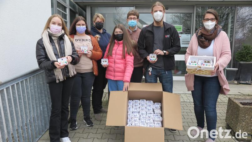 Dankend nahmen Kristina Konz und Kevin Wienerl (von rechts) die Ostergeschenke der Realschüler entgegen. Mit dabei waren auch Emilia Müller, 8c, Amelie Schäfer, 8c, Anna König, 8c, (von links) und die beiden Lehrerinnen Maria Busch und Gertraud Burkhardt (hinten von links). Bild: jzk