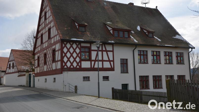 Was mit dem denkmalgeschützten Gebäude, wo momentan der Kindergarten von Bad Neualbenreuth untergebracht ist, künftig passiert, steht noch nicht fest. Bild: jr