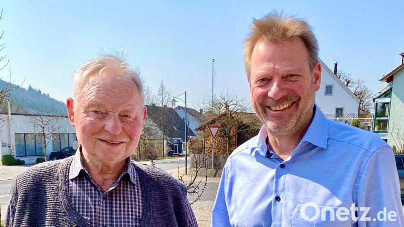 Georg Zweck (links) aus Freudenberg wird 80 Jahre alt, wozu Bürgermeister Alwin Märkl gratuliert. Bild: gef