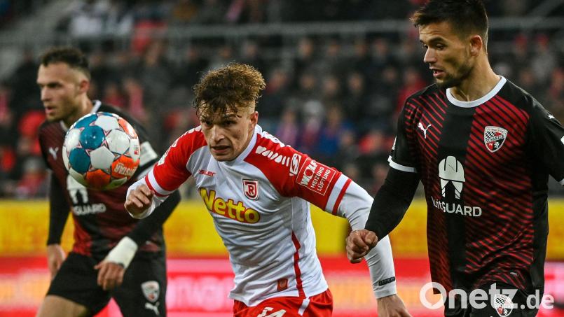David Otto vom SSV Jahn (Mitte) und Visar Musliu kämpfen um den Ball. Bild: Armin Weigel/dpa