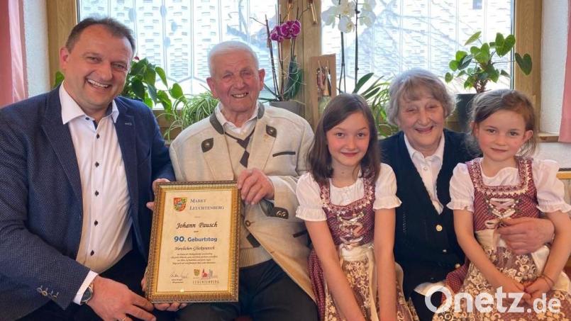 Viele Glückwünsche, unter anderem von Bürgermeister Anton Kappl, konnte Hans Pausch (von links) an seinem 90. Geburtstag entgegen nehmen. Auch die Enkel Lilly und Emily gratulierten. Bild: fz