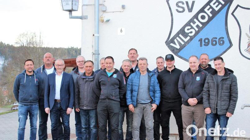 Eine neue Führungsmannschaft wählt der SV Vilshofen. Bürgermeister Erwin Geitner gratuliert dem Gremium. Bild: Stefan Eiglsperger/exb