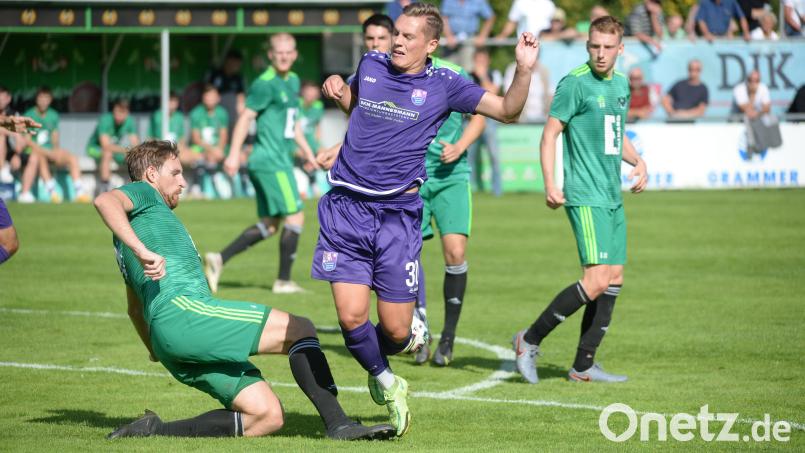 In dieser Szene grätschte Verteidiger erfolgreich dazwischen, doch letztlich konnte die DJK Ammerthal den FC Eintracht Bamberg bei der 0:3-Niederlage im Hinspiel zu selten stoppen. Archivbild: Andreas Brückmann